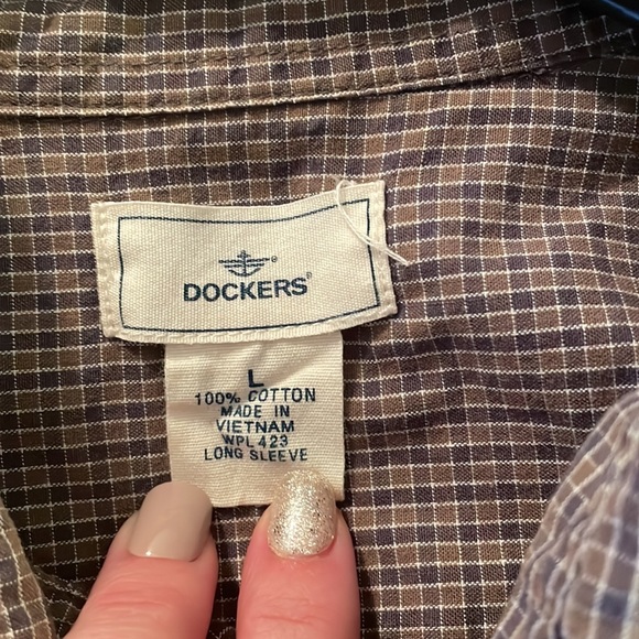 Dockers Menโs Button Down size L in dark plaid - Picture 2 of 9